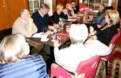 Intensive Diskussionen mit Sabine Wölfle. Foto: H. Hauke