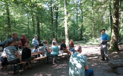 Interessierte Zuhörer beim Sommerfest des SPD-Ortsvereins. Foto: H. Hauke
