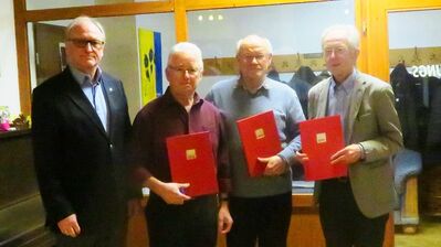 Hp Hauke ehrte Karl Kölblin für 60,Hans Wieske für 50 und Friedrich Kupsch für 25 Jahre in der SPD. Foto: E. Hauke