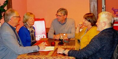 Horst Lapschansky im angeregten Gespräch beim SPD-Stammtisch zum Thema Handwerk
