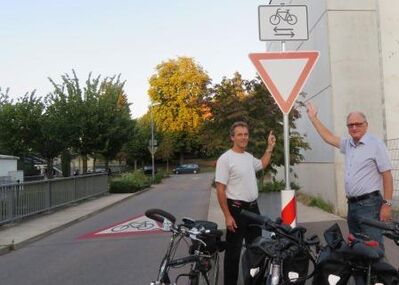 Initiator Thomas Riedel und Vorsitzender Hanspeter Hauke vor dem neuen Verkehrsschild. Foto: Eva Hauke