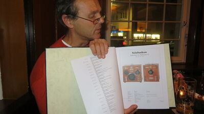 Thomas Riedel mit einem Fotobuch seiner Schätze. Foto: HpHauke