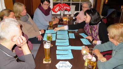 Stephanie Schick und Interessierte beim Themenstammtisch. Foto: Hanspeter Hauke